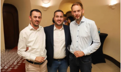 Od pijačnog štanda sa ćiriličnim slovima do tananog komuniciranja s novinarima