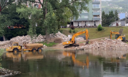 Bageri i kamioni u koritu Vrbasa u Banjoj Luci