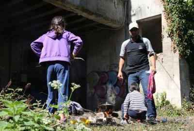 Budite neljubazni, nasilni i agresivni, migrante strpajte u logore!