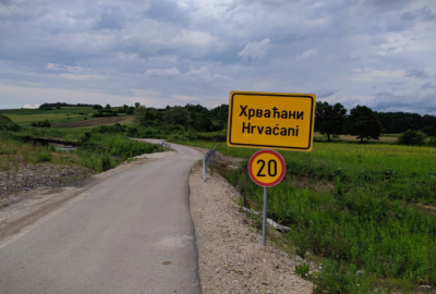 Kroz odvodnu cijev prelaze na drugu stranu autoputa