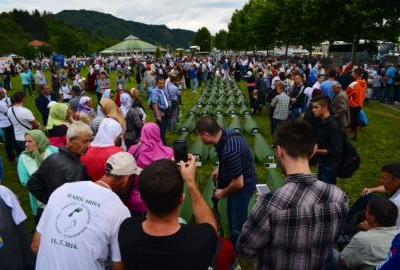 SREBRENICA: U zeleno platno umotavamo ostatke naših života