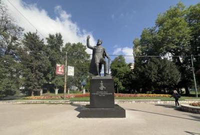 Ugovor za izradu postamenta zaključen tri i po mjeseca nakon postavljanja Tvrtkovog spomenika