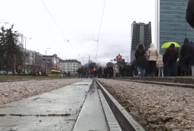 Protesti se odvijaju bez nasilja, opozicija razočarana zbog ostavke Vlade KS