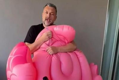 Dok buši flaminga, šuti o problemima u ambasadama