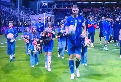 Kapiten je otišao sa djecom i igračkama