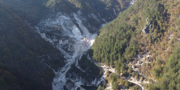 Ko je odlagao crni granit u kamenolomu iznad naselja?