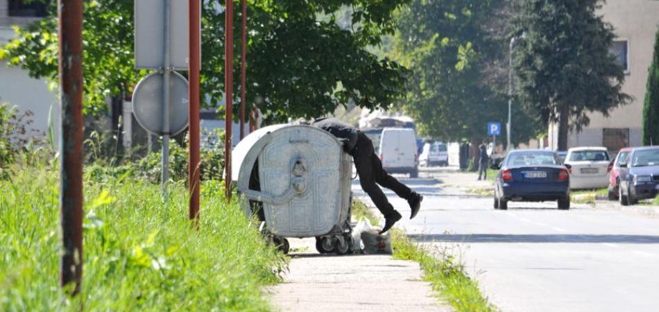 Firme propadaju preko noći a zemlja i mašine daju se na rasprodaju