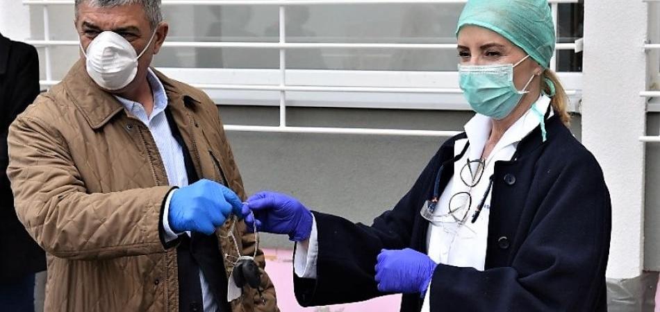 Načelnik, važniji od deset drugih, voli donirati bez tendera