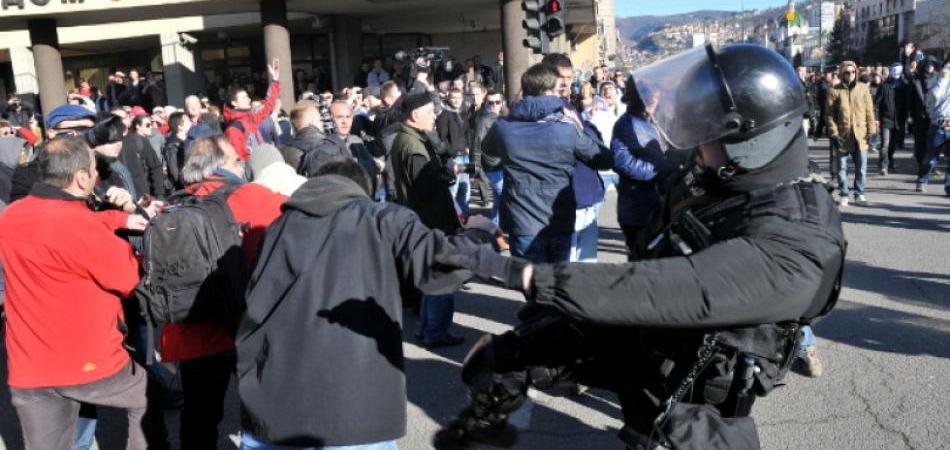 Oboljeli pripremaju proteste, policija kupuje vodene topove za suzbijanje nemira