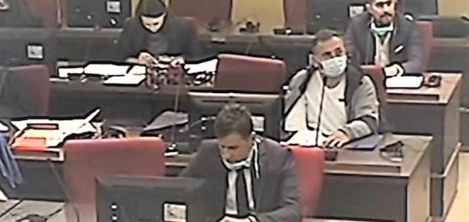 "Možeš li se, bogati, sjetiti ima li u ponudama ACM 812 A?"