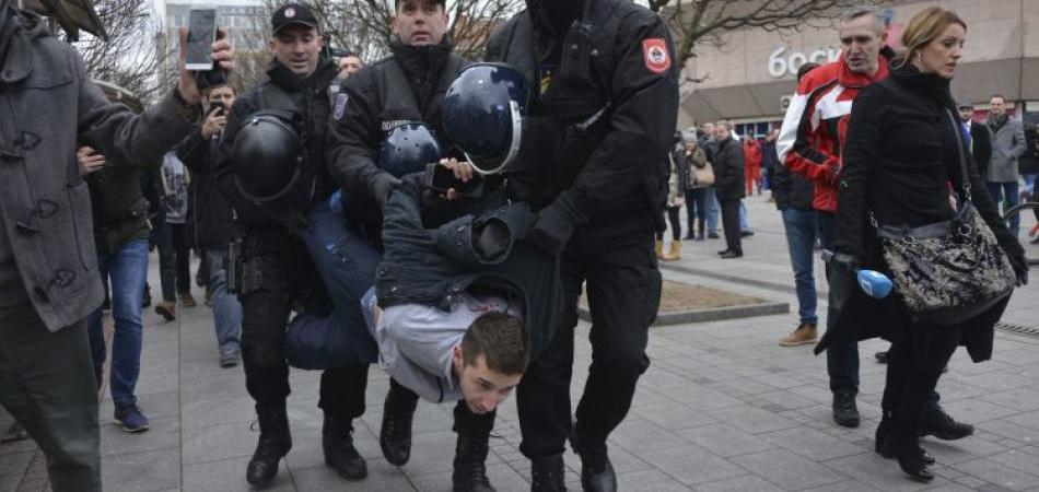 Policija batinala privedene demonstrante sa Trga Krajine!