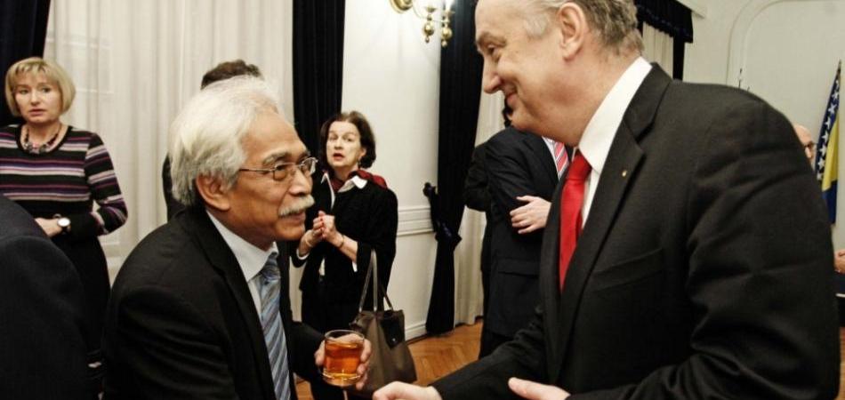 OČI GLADNE: Milionski cehovi za hranu i piće u domaćim institucijama