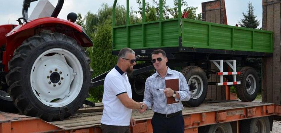 MISTERIJA KINESKE DONACIJE: Gdje je završilo 180 traktora namijenjenih žrtvama poplave?