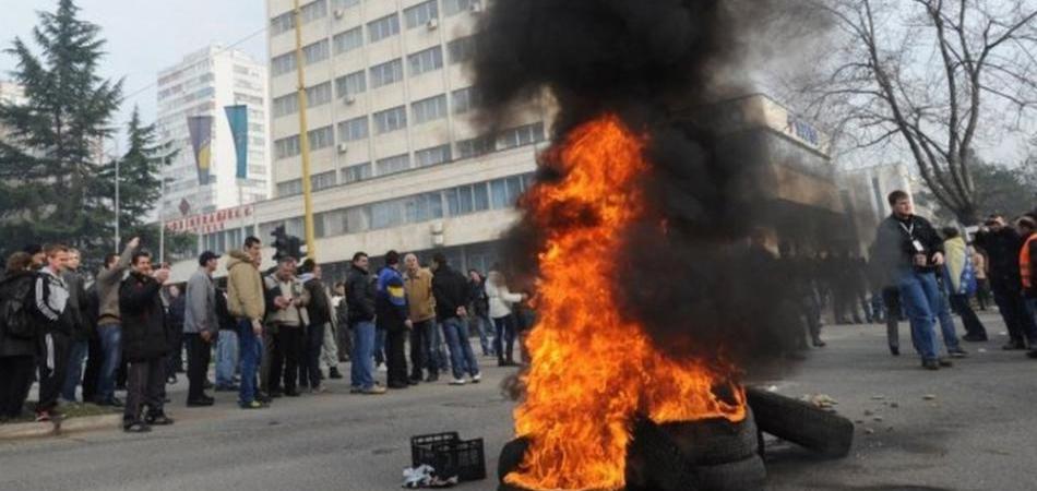 NEREDI U TUZLI (VIDEO): Povrijeđeno 18 građana i dva policajca, saobraćaj ponovo uspostavljen