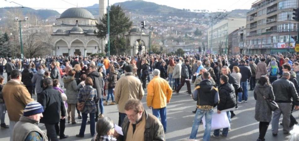 PROTESTI U BiH: Blokiran saobraćaj kod Predsjedništva, radnici u Tuzli pred zgradom Kantonalnog suda