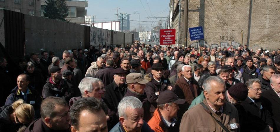 Prekinuti protesti, Nikšić povukao zakon iz procedure