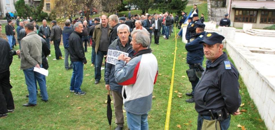 PROTEST: Radnici "Hidrogradnje" ponovo pred Vladom FBiH