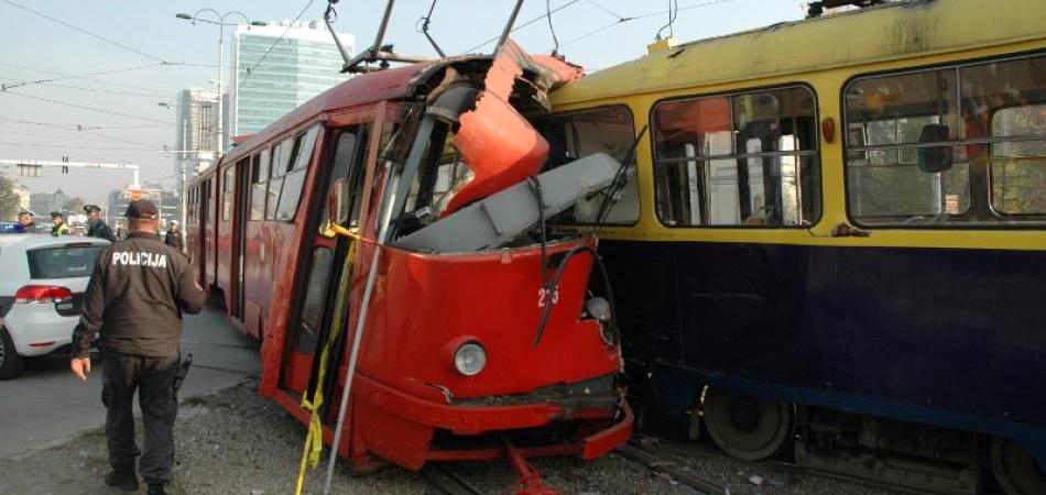 Žestok sudar dva tramvaja na raskrsnici kod Tehničke škole, oko 50 osoba povrijeđeno