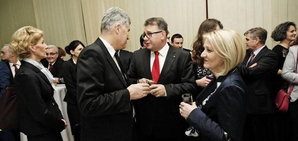 90.000 ZA LIJEČENJE POLITIČARA: Nema novca za spas male Hane iz Cazina!