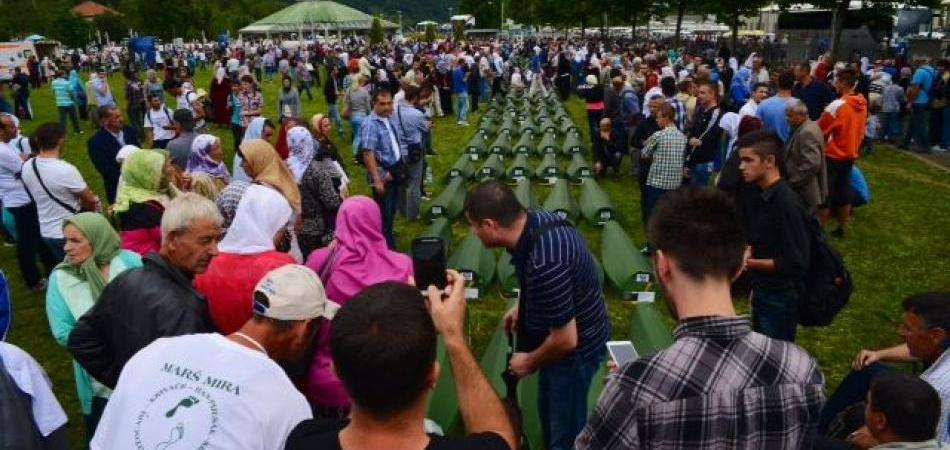 SREBRENICA: U zeleno platno umotavamo ostatke naših života