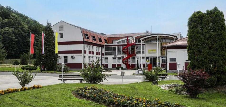 Zaduživanje bolnice, cjepkanje javnih nabavki, dodatni radovi, netransparentnost...