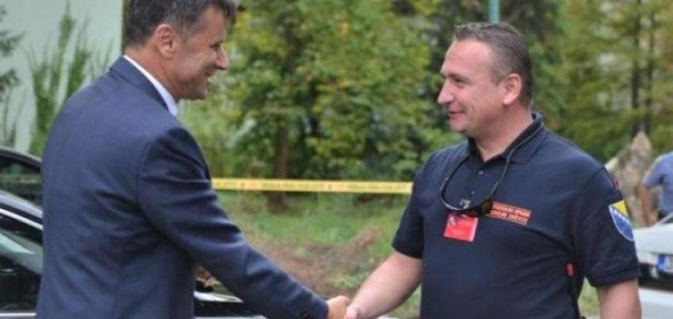 Novalić gleda u plafon ili spava, Solak nosi dvije aktovke i ispituje svjedoke