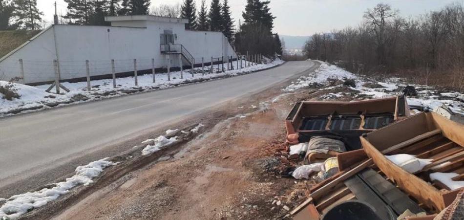 Dok divlje deponije ugrožavaju rezervoar za vodu, komunalna policija brine o parkiranju