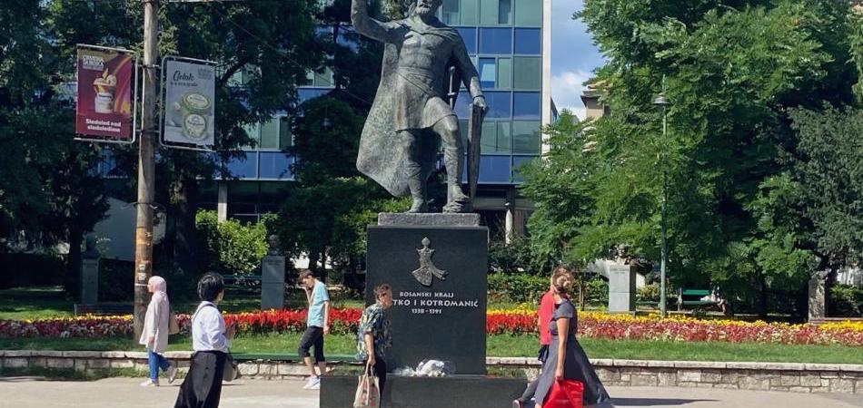 Grad platio lokaciju na Pofalićima, pa kip postavili ispred Predsjedništva BiH