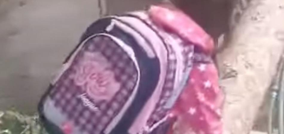 Dok čekaju da vlast napravi most, djeca rizikuju život na putu do škole