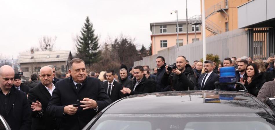 Odgođen početak suđenja, Dodik nastavlja ponižavati sud i policiju