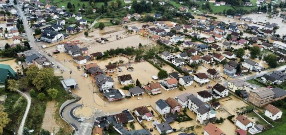 Četrnaest osoba smrtno stradalo u poplavama, veliki broj nestalih i zatrpanih