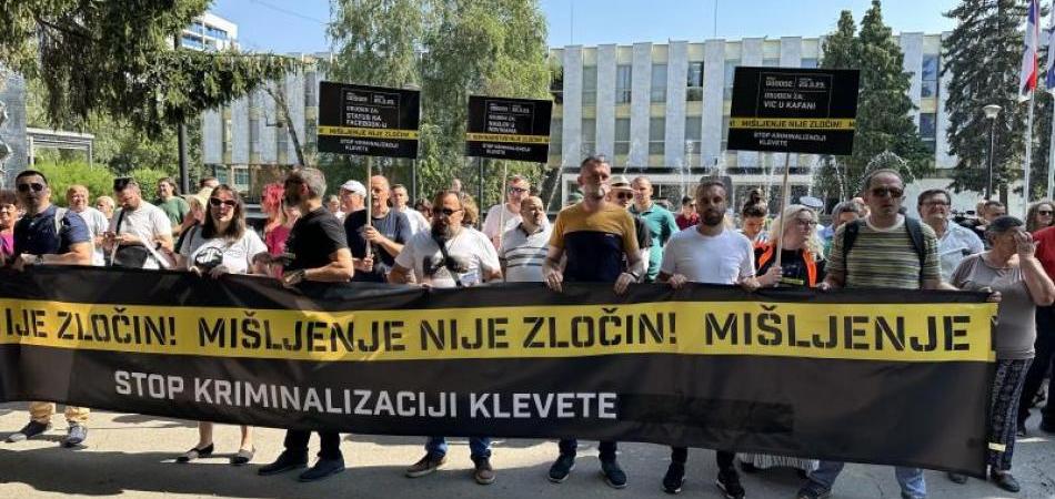 Novinari su kolateralne žrtve frustriranih političara