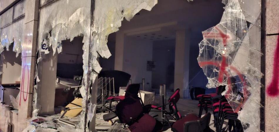 Slučaj demoliranih SNS prostorija – je li reč o režimskoj zamci?