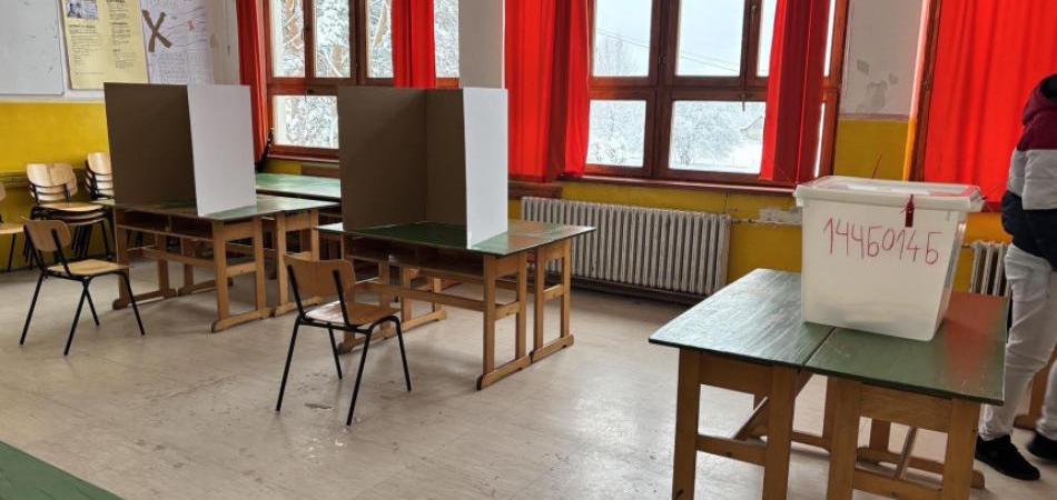 Otvorena biračka mjesta, problemi sa internetom i električnom energijom