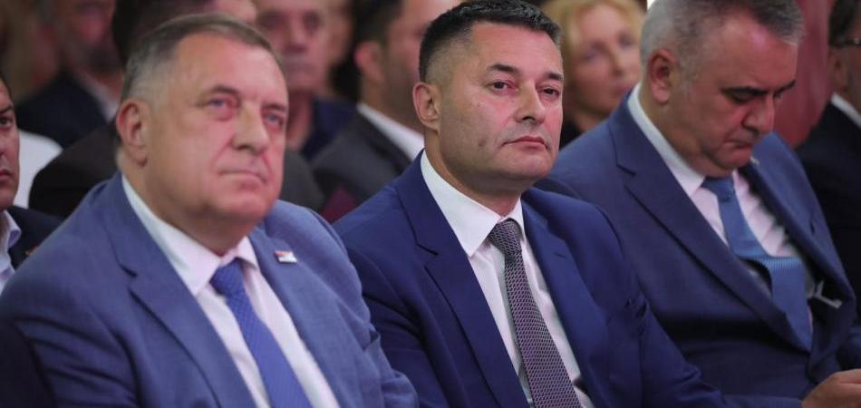 Stanovništvu dijeli koke, porodična firma zbraja milione
