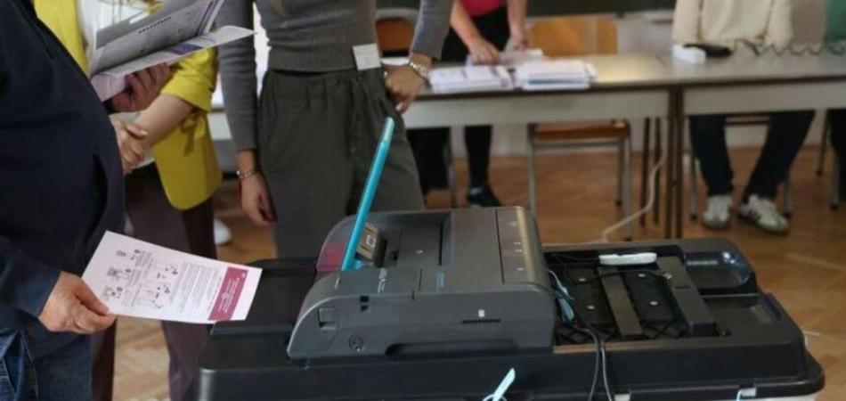 Draško Stanivuković šalje SMS poruke glasačima