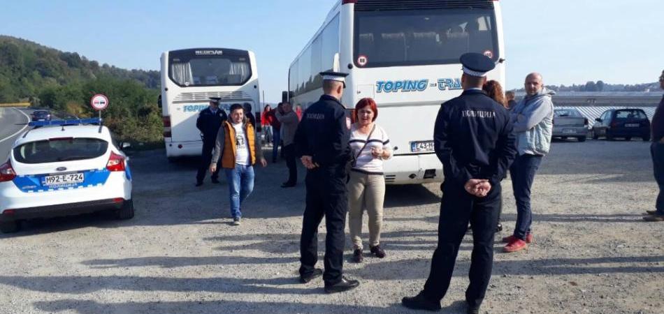 Policija zaustavila građane, oni krenuli pješke prema Banjaluci