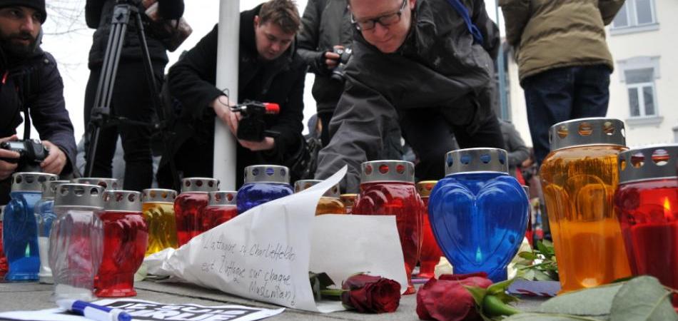 SARAJEVO: Građani Sarajeva ispred francuske ambasade odali počast stradalim novinarima magazina Charlie Hebdo