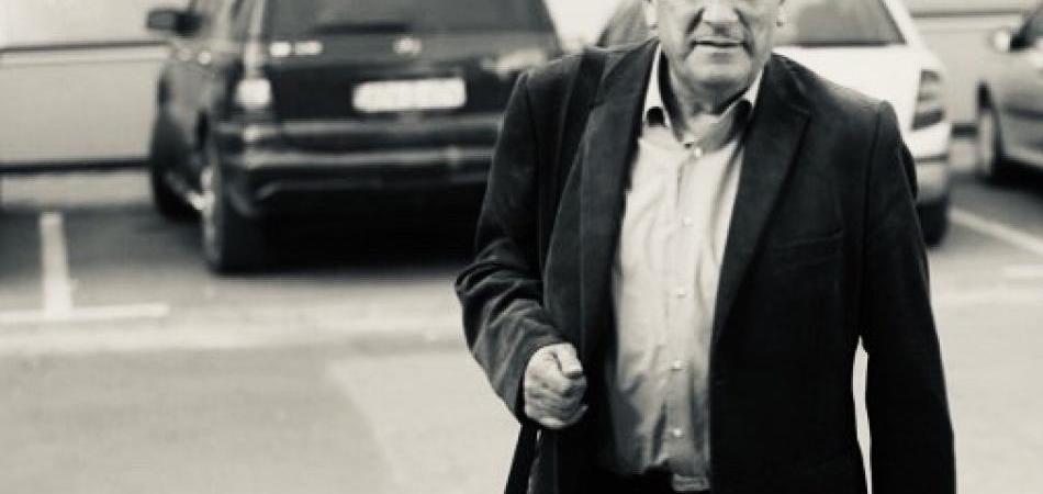 Asfaltiranje sokaka za crveni, metalik automobil
