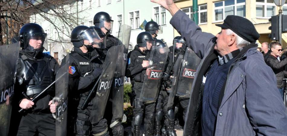 DEMONSTRACIJE: U Sarajevu blokiran saobraćaj, SDP traži vanredne izbore, Davutoglu večeras dolazi u BiH