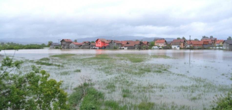 POPLAVE U BiH: Najteže u Bijeljini, počela evakuacija 10.000 ljudi