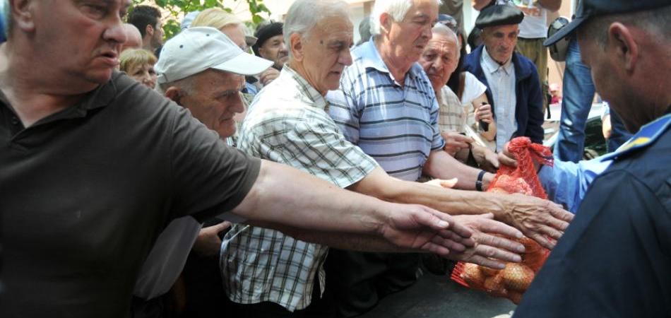 SARAJEVO: Predstavnici Saveza poljoprivrednih udruženja besplatno dijelili proizvode građanima