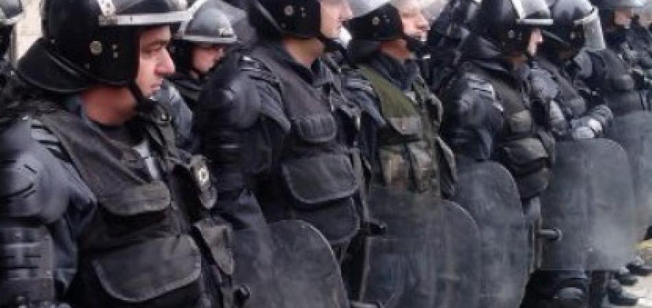 TUZLANSKA POLICIJA: Suzavcem na mirne studente