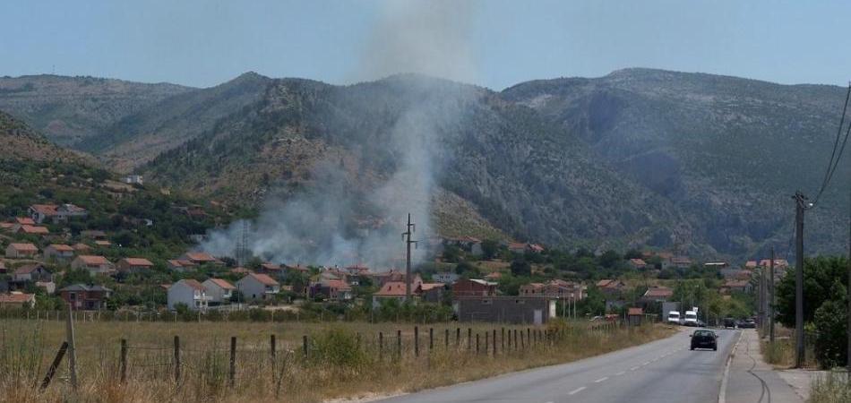 MOSTAR: Vatrogasci cijelu noć gasili požar u Čitluku