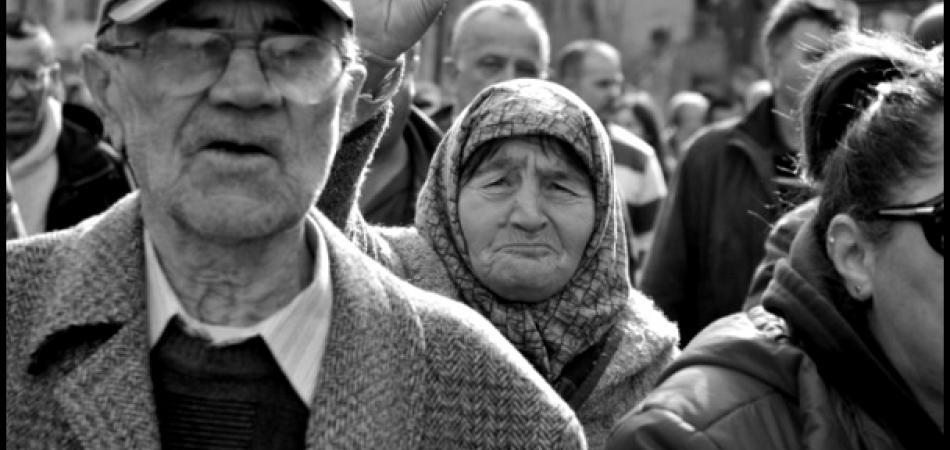 ŽURNAL S PROTESTANTIMA (FOTO): Nisu naša djeca govna da ih bacaju u Miljacku!