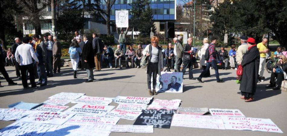 Demonstranti se oglašavaju transparentima i pištaljkama