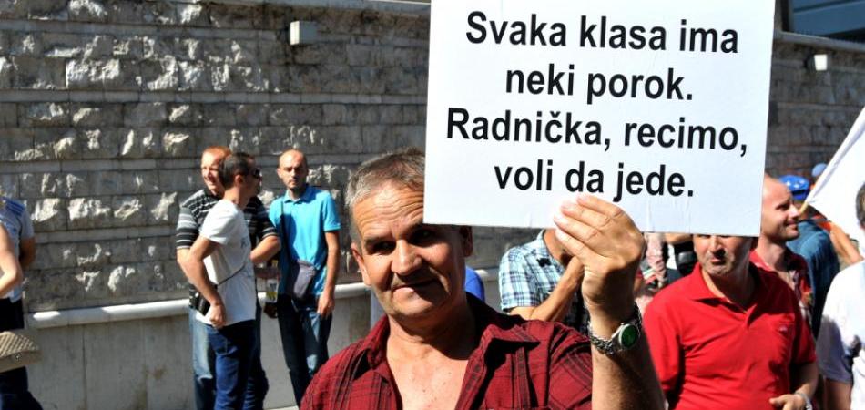 LICA PROTESTA (FOTO): Umor i briga da će plate i penzije zamijeniti kontejnerima