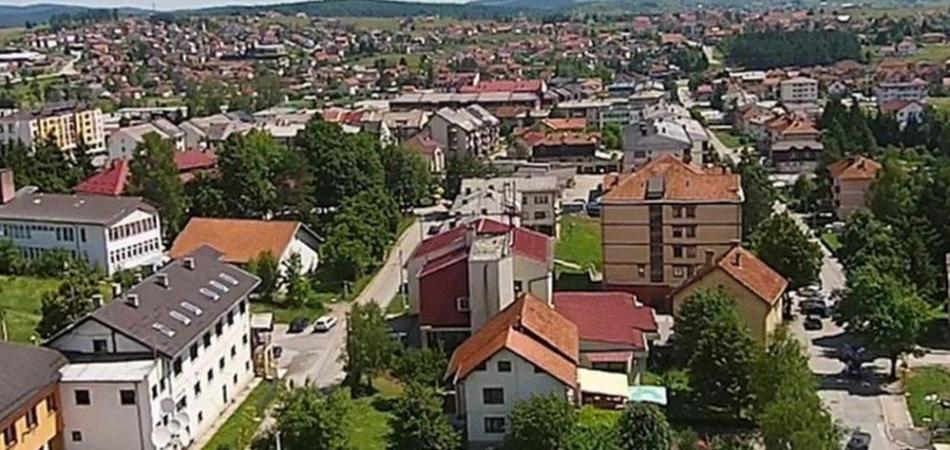 Stranačko zapošljavanje, dugovi za doprinose, politički sukobi