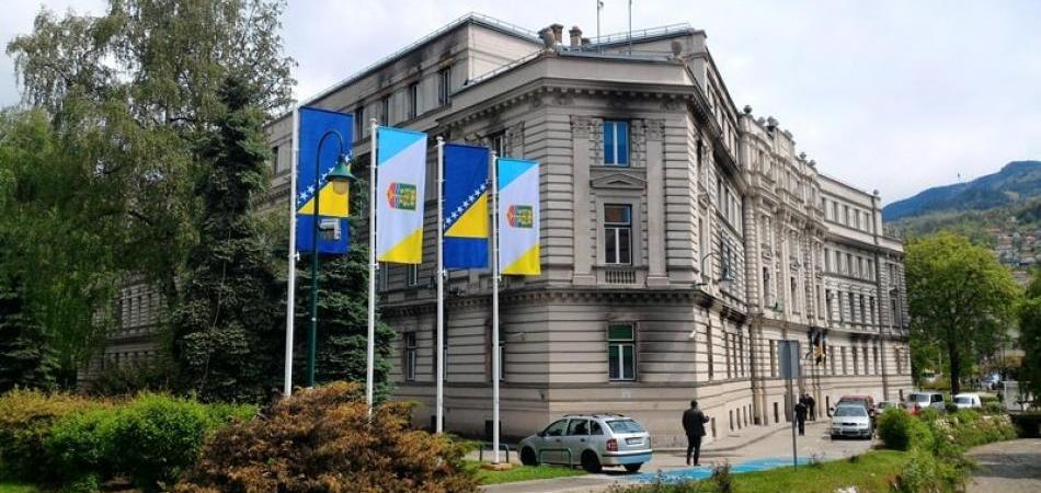 Normalno je da se prva materijalna podrška uruči Kliničkom centru. 