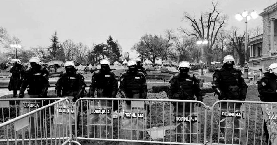 Sukob građana sa policijom, ubistva i odlaganje izbora